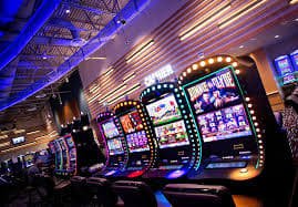 shanworld MMK ကျပ်ငွေ Wave Money KBZPay AYA Pay ဖြင့် ငွေသွင်းနှင့် ငွေထုတ် လုပ်ဆောင်နေသောမြင်ကွင်း